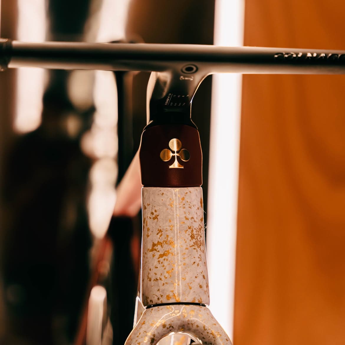 Vetrina temporary store Colnago di sera
